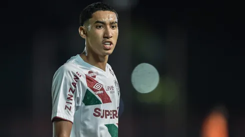 Isaque jogador do Fluminense durante partida contra o Portuguesa Rio no estadio Luso Brasileiro pelo campeonato Carioca 2025. Foto: Thiago Ribeiro/AGIF