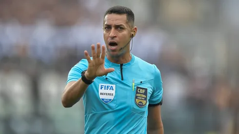 RJ - RIO DE JANEIRO - 24/08/2025 - BRASILEIRO A 2025, VASCO X CORINTHIANS - O arbitro durante partida entre Vasco e Corinthians no estadio Sao Januario pelo campeonato Brasileiro A 2025. Foto: Thiago Ribeiro/AGIF