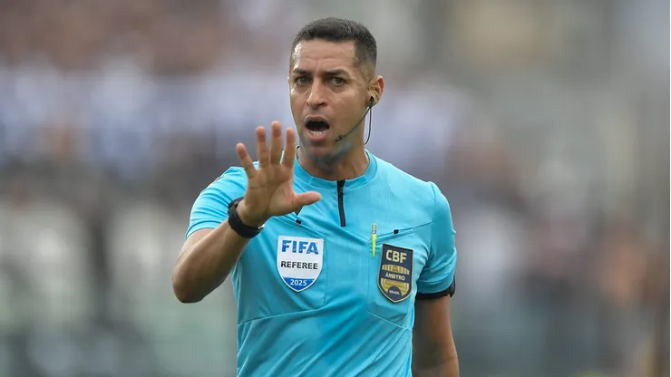 RJ - RIO DE JANEIRO - 24/08/2025 - BRASILEIRO A 2025, VASCO X CORINTHIANS - O arbitro durante partida entre Vasco e Corinthians no estadio Sao Januario pelo campeonato Brasileiro A 2025. Foto: Thiago Ribeiro/AGIF