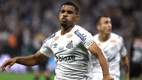 Joaquim jogador do Santos comemora seu gol durante partida contra o Bragantino no estadio Arena Corinthians pelo campeonato Paulista 2024.