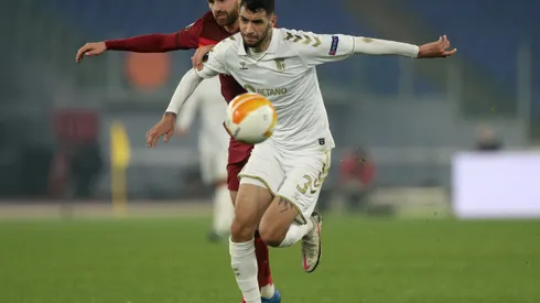 ROME, ITALY – FEBRUARY 25: Vitor Tormena of S.C. Braga is challenged by Borja Mayoral of A.S Roma during the UEFA Europa League Round of 32 match between AS Roma and Sporting Braga at Stadio Olimpico on February 25, 2021 in Rome, Italy. Sporting stadiums around Italy remain under strict restrictions due to the Coronavirus Pandemic as Government social distancing laws prohibit fans inside venues resulting in games being played behind closed doors. (Photo by Paolo Bruno/Getty Images)