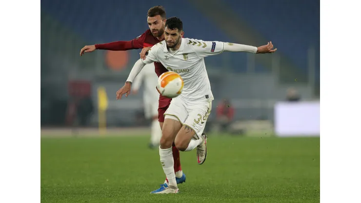 ROME, ITALY - FEBRUARY 25: Vitor Tormena of S.C. Braga is challenged by Borja Mayoral of A.S Roma during the UEFA Europa League Round of 32 match between AS Roma and Sporting Braga at Stadio Olimpico on February 25, 2021 in Rome, Italy. Sporting stadiums around Italy remain under strict restrictions due to the Coronavirus Pandemic as Government social distancing laws prohibit fans inside venues resulting in games being played behind closed doors. (Photo by Paolo Bruno/Getty Images)