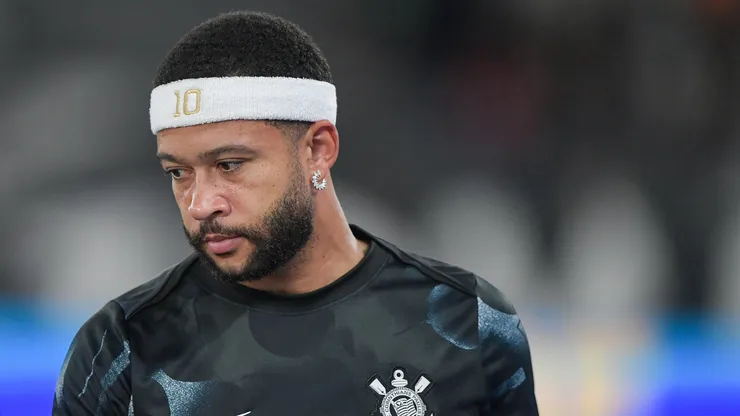 Memphis Depay jogador do Corinthians durante aquecimento antes da partida contra o Botafogo no estadio Engenhão pelo campeonato Brasileiro A 2025. Foto: Thiago Ribeiro/AGIF