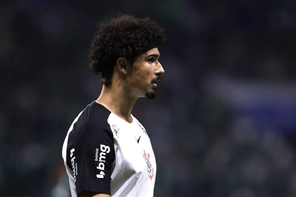 André Ramalho cometeu um pênalti contra o Vasco – Foto: Marcello Zambrana/AGIF.