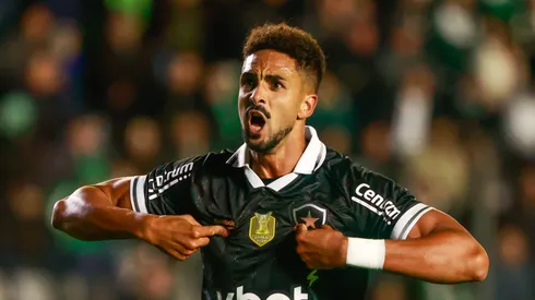Chris Ramos jogador do Botafogo comemora seu gol durante partida contra o Juventude no estádio Alfredo Jaconi pelo campeonato Brasileiro A 2025. Foto: Luiz Erbes/AGIF