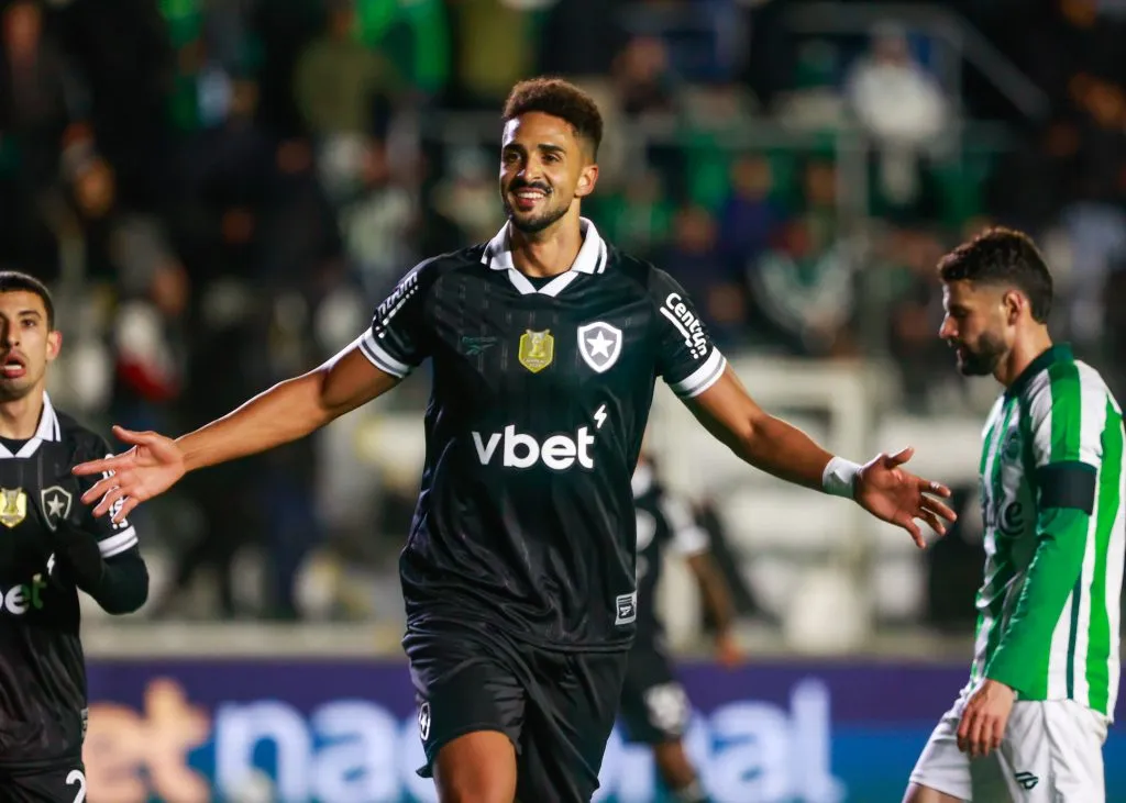 RS – CAXIAS DO SUL – 24/08/2025 – BRASILEIRO A 2025, JUVENTUDE X BOTAFOGO – Chris Ramos jogador do Botafogo comemora seu gol durante partida contra o Juventude no estadio Alfredo Jaconi pelo campeonato Brasileiro A 2025. Foto: Luiz Erbes/AGIF