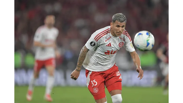 RJ - RIO DE JANEIRO - 13/08/2025 - COPA LIBERTADORES 2025, FLAMENGO X INTERNACIONAL - Aguirre jogador do Internacional durante partida contra o Flamengo no estadio Maracana pelo campeonato Copa Libertadores 2025. Foto: Thiago Ribeiro/AGIF