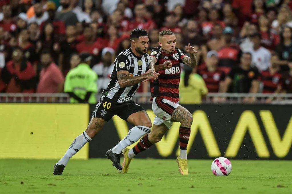 Nathan Silva marcando Everton Cebolinha. Foto: Thiago Ribeiro/AGIF