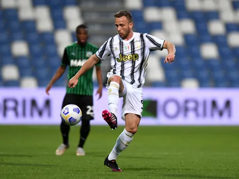 Arthur Melo chega para assinar com o Grêmio o contrato até 2026