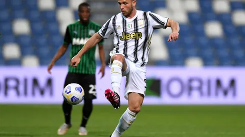 REGGIO NELL'EMILIA, ITALY – MAY 12: Melo Arthur of Juventus runs with the ball during the Serie A match between US Sassuolo and Juventus at Mapei Stadium – Città del Tricolore on May 12, 2021 in Reggio nell'Emilia, Italy. Sporting stadiums around Italy remain under strict restrictions due to the Coronavirus Pandemic as Government social distancing laws prohibit fans inside venues resulting in games being played behind closed doors. (Photo by Alessandro Sabattini/Getty Images)