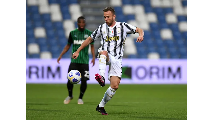 REGGIO NELL'EMILIA, ITALY - MAY 12: Melo Arthur of Juventus runs with the ball during the Serie A match between US Sassuolo and Juventus at Mapei Stadium - Città del Tricolore on May 12, 2021 in Reggio nell'Emilia, Italy. Sporting stadiums around Italy remain under strict restrictions due to the Coronavirus Pandemic as Government social distancing laws prohibit fans inside venues resulting in games being played behind closed doors. (Photo by Alessandro Sabattini/Getty Images)