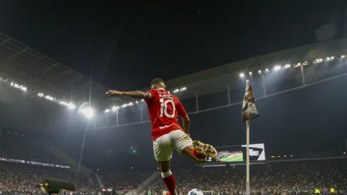 SAO PAULO, BRAZIL – MAY 03: Alan Patrick of Internacional takes a corner kick during a match between Corinthians and Internacional as part of Brasileirao 2025 at Neo Quimica Arena on May 03, 2025 in Sao Paulo, Brazil. (Photo by Miguel Schincariol/Getty Images)