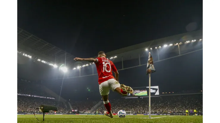 SAO PAULO, BRAZIL - MAY 03: Alan Patrick of Internacional takes a corner kick during a match between Corinthians and Internacional as part of Brasileirao 2025 at Neo Quimica Arena on May 03, 2025 in Sao Paulo, Brazil. (Photo by Miguel Schincariol/Getty Images)