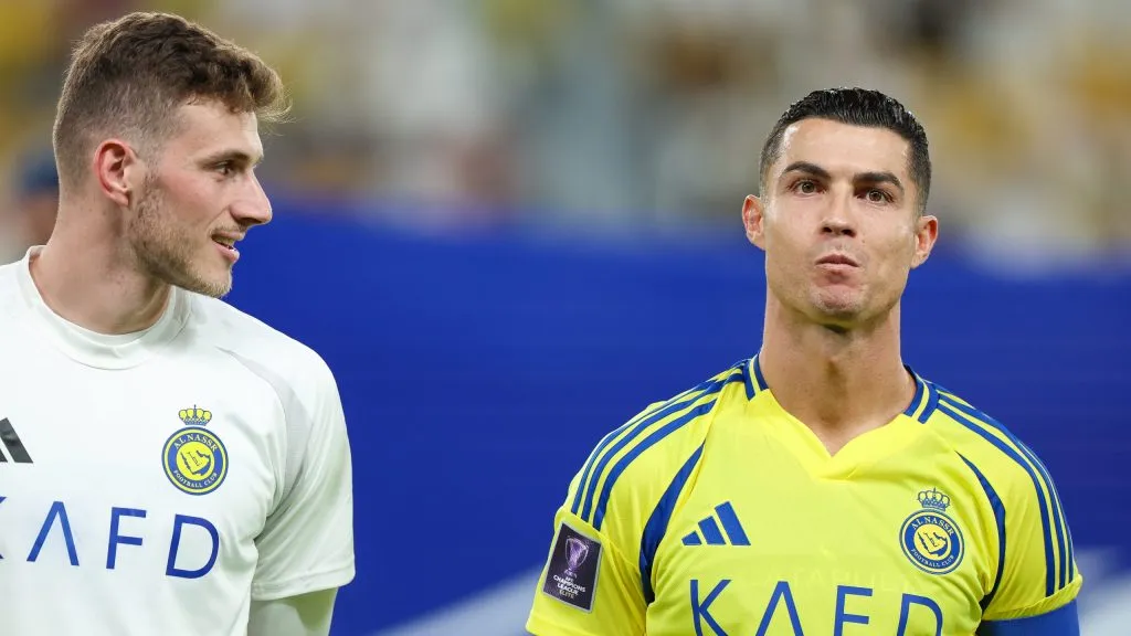 Bento e Cristiano Ronaldo em jogo pelo Al Nassr.  (Photo by Yasser Bakhsh/Getty Images)