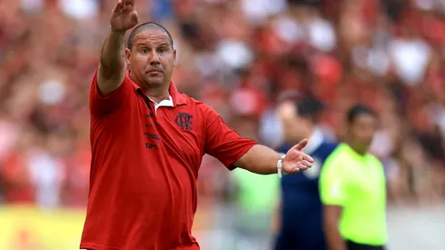 RIO DE JANEIRO, BRAZIL – SEPTEMBER 30: Mario Jorge, head coach of Flamengo gestures during the match between Flamengo and Bahia as part of Brasileirao 2023 at Maracana Stadium on September 30, 2023 in Rio de Janeiro, Brazil. (Photo by Buda Mendes/Getty Images)