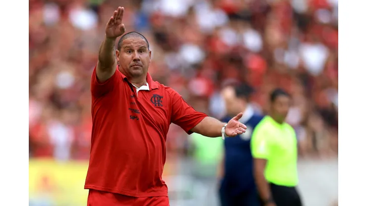 RIO DE JANEIRO, BRAZIL - SEPTEMBER 30: Mario Jorge, head coach of Flamengo gestures during the match between Flamengo and Bahia as part of Brasileirao 2023 at Maracana Stadium on September 30, 2023 in Rio de Janeiro, Brazil. (Photo by Buda Mendes/Getty Images)