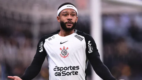 Memphis Depay durante partida contra o Fortaleza no Brasileirão 2025.