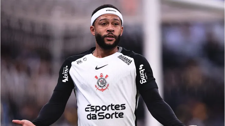Memphis Depay durante partida contra o Fortaleza no Brasileirão 2025.