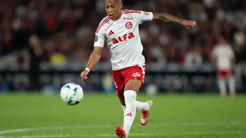 RJ – RIO DE JANEIRO – 13/08/2025 – COPA LIBERTADORES 2025, FLAMENGO X INTERNACIONAL – Vitinho jogador do Internacional durante partida contra o Flamengo no estadio Maracana pelo campeonato Copa Libertadores 2025. Foto: Jorge Rodrigues/AGIF