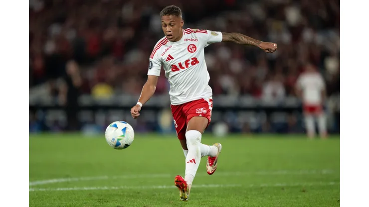 RJ - RIO DE JANEIRO - 13/08/2025 - COPA LIBERTADORES 2025, FLAMENGO X INTERNACIONAL - Vitinho jogador do Internacional durante partida contra o Flamengo no estadio Maracana pelo campeonato Copa Libertadores 2025. Foto: Jorge Rodrigues/AGIF