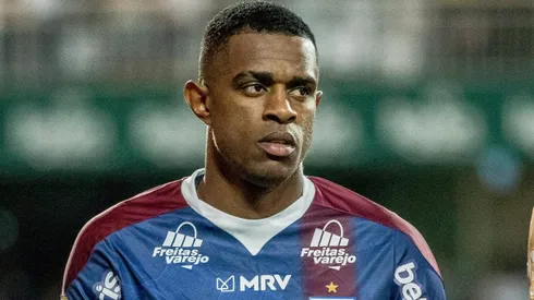 PR – Curitiba – 03/07/2022 – BRASILEIRO A 2022, CORITIBA X FORTALEZA – Marcelo Benevenuto jogador do Fortaleza durante execucao do hino nacional antes da partida contra o Coritiba no estadio Couto Pereira pelo campeonato Brasileiro A 2022. Foto: Robson Mafra/AGIF