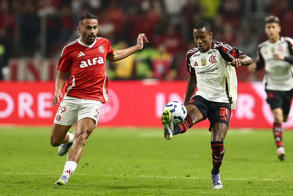 Thiago Maia atuando em Inter x Flamengo pela Libertadores (Photo by Pedro H. Tesch/Getty Images)