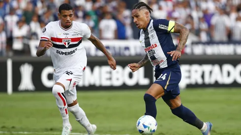 LIMA, PERU – MAY 06: Paolo Guerrero of Alianza Lima is challenged by Ruan Tressoldi of Sao Paulo and during a Copa CONMEBOL Libertadores 2025 game between Alianza Lima and Sao Paulo at Estadio Alejandro Villanueva on May 06, 2025 in Lima, Peru. (Photo by Fernando Sangama/Getty Images)
