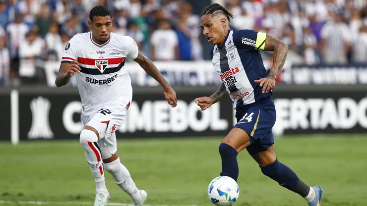 LIMA, PERU - MAY 06: Paolo Guerrero of Alianza Lima is challenged by Ruan Tressoldi of Sao Paulo and during a Copa CONMEBOL Libertadores 2025 game between Alianza Lima and Sao Paulo at Estadio Alejandro Villanueva on May 06, 2025 in Lima, Peru. (Photo by Fernando Sangama/Getty Images)