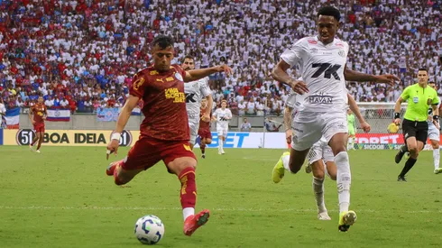 Luciano Rodriguez jogador do Bahia durante chute do segundo gol, partida contra o Santos no estadio Fonte Nova pelo campeonato Brasileiro A 2025. Foto: Marcio Jose/AGIF