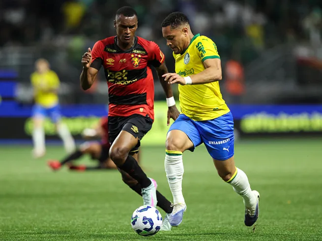 Vitor Roque atuando em Palmeiras x Sport –  (Photo by Alexandre Schneider/Getty Images)