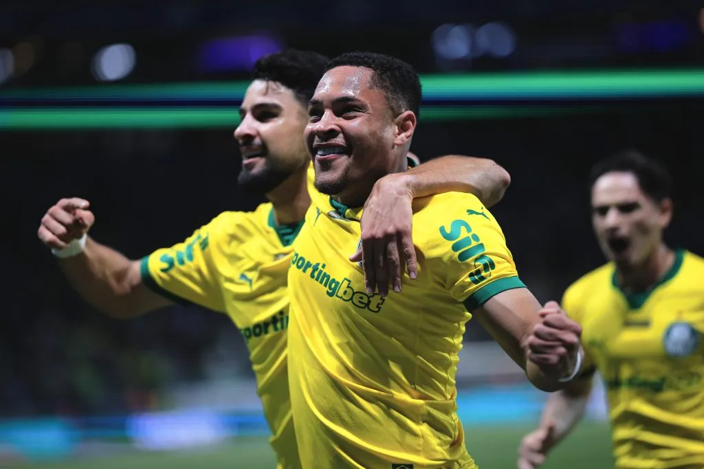 Flaco Lopez jogador do Palmeiras comemora seu gol com Vitor Roque jogador da sua equipe durante partida contra o Sport no estadio Arena Allianz Parque pelo campeonato Brasileiro A 2025. Foto: Ettore Chiereguini/AGIF