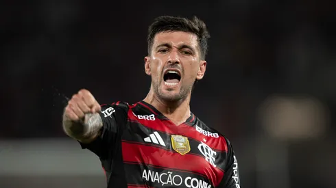 Arrascaeta jogador do Flamengo comemora seu gol durante partida contra o Vitoria no estadio Maracana pelo campeonato Brasileiro A 2025. Foto: Jorge Rodrigues/AGIF