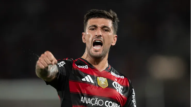Arrascaeta jogador do Flamengo comemora seu gol durante partida contra o Vitoria no estadio Maracana pelo campeonato Brasileiro A 2025. Foto: Jorge Rodrigues/AGIF