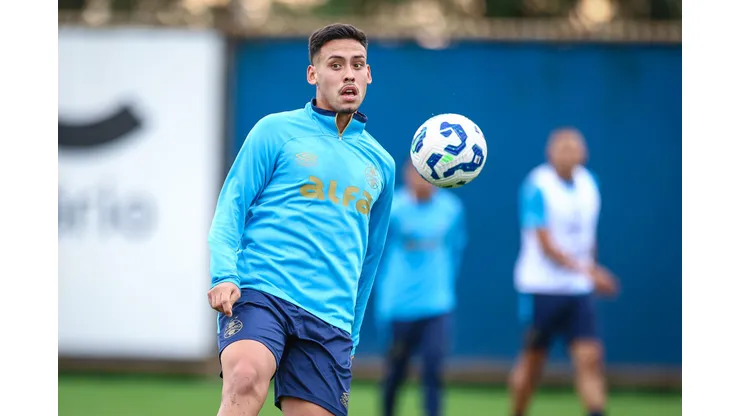 RS - FUTEBOL/ TREINO GREMIO 2025 - ESPORTES - Jogadores do Gremio realizam treino técnico durante a tarde desta segunda-feira, no CT Luiz Carvalho, na preparação para a partida valida pelo Campeonato Brasileiro 2025. FOTO: LUCAS UEBEL/GREMIO FBPA