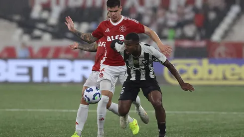 RIO DE JANEIRO, BRAZIL - MAY 11: Ronaldo (L) of Internacional fights for the ball with Cuiabano of Botafogo during the match between Botafogo and Internacional as part of Brasileirao 2025 at Estadio Olimpico Nilton Santos on May 11, 2025 in Rio de Janeiro, Brazil. (Photo by Wagner Meier/Getty Images)