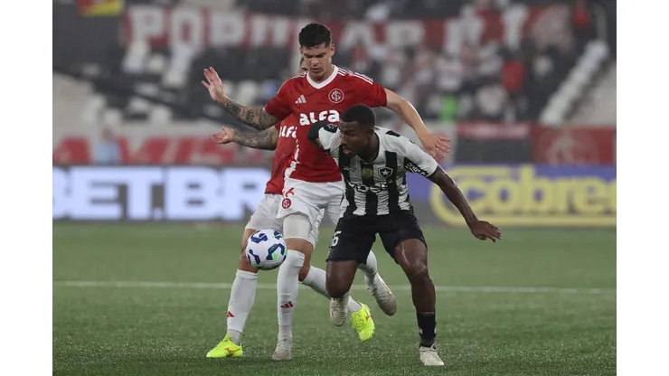 RIO DE JANEIRO, BRAZIL - MAY 11: Ronaldo (L) of Internacional fights for the ball with Cuiabano of Botafogo during the match between Botafogo and Internacional as part of Brasileirao 2025 at Estadio Olimpico Nilton Santos on May 11, 2025 in Rio de Janeiro, Brazil. (Photo by Wagner Meier/Getty Images)