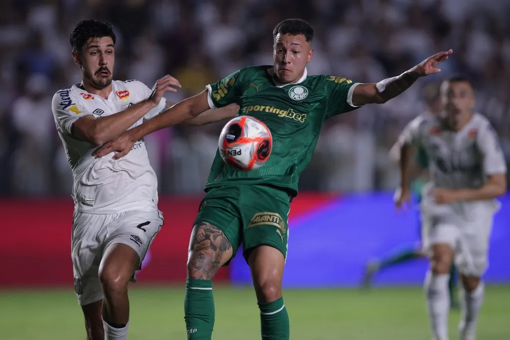 SP – SANTOS – 22/01/2025 – PAULISTA 2025, SANTOS X PALMEIRAS – Joao Basso jogador do Santos disputa lance com Thalys jogador do Palmeiras durante partida no estadio Vila Belmiro pelo campeonato Paulista 2025. Foto: Ettore Chiereguini/AGIF