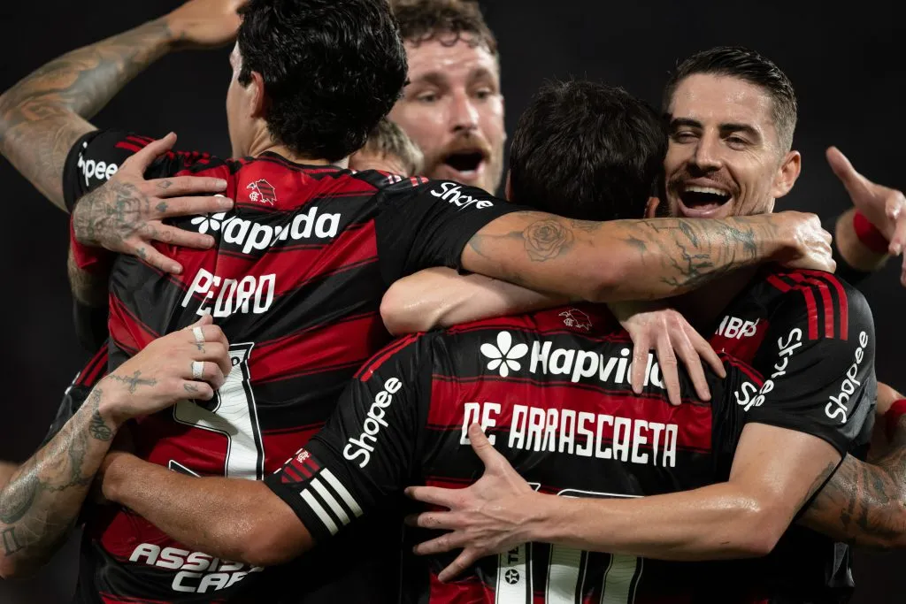RJ – RIO DE JANEIRO – 25/08/2025 – BRASILEIRO A 2025, FLAMENGO X VITORIA – Arrascaeta jogador do Flamengo comemora seu gol com Jorginho jogador da sua equipe durante partida contra o Vitoria no estadio Maracana pelo campeonato Brasileiro A 2025. Foto: Jorge Rodrigues/AGIF