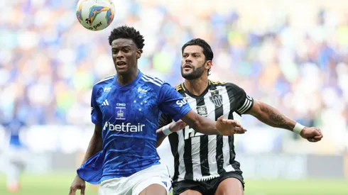MG – BELO HORIZONTE – 09/02/2025 – MINEIRO 2025, CRUZEIRO X ATLETICO-MG – Jonathan jogador do Cruzeiro disputa lance com Hulk jogador do Atletico-MG durante partida no estadio Mineirao pelo campeonato Mineiro 2025. Foto: Gilson Lobo/AGIF