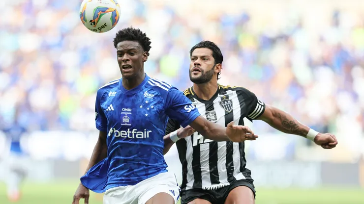 MG - BELO HORIZONTE - 09/02/2025 - MINEIRO 2025, CRUZEIRO X ATLETICO-MG - Jonathan jogador do Cruzeiro disputa lance com Hulk jogador do Atletico-MG durante partida no estadio Mineirao pelo campeonato Mineiro 2025. Foto: Gilson Lobo/AGIF