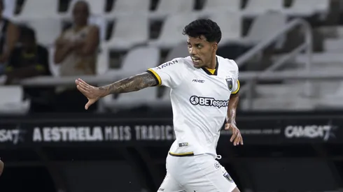 Gabriel Bahia jogador do Volta Redonda comemora seu gol durante partida contra o Botafogo no estádio Engenhão pelo campeonato Carioca 2025. Foto: Jorge Rodrigues/AGIF