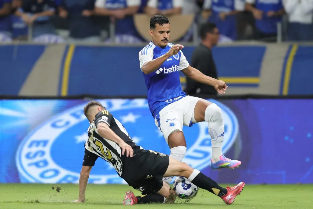 MG – BELO HORIZONTE – 18/05/2025 – BRASILEIRO A 2025, CRUZEIRO X ATLETICO-MG – Kaiki Bruno jogador do Cruzeiro disputa lance com Natanael jogador do Atletico-MG durante partida no estadio Mineirao pelo campeonato Brasileiro A 2025. Foto: Gilson Lobo/AGIF