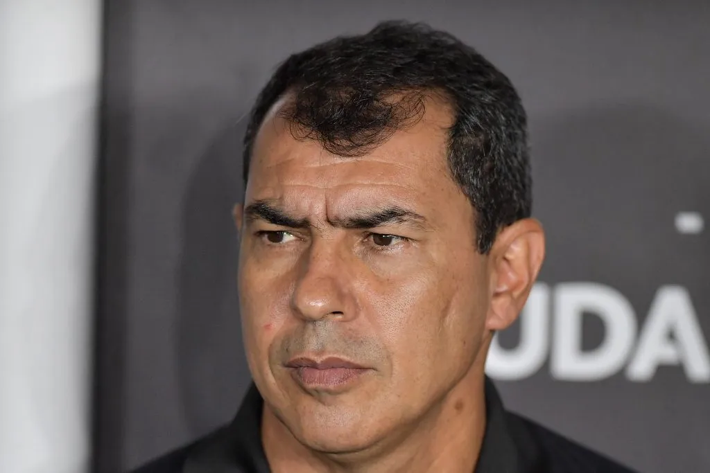 RJ – RIO DE JANEIRO – 22/04/2025 – COPA SUL-AMERICANA 2025, VASCO X LANUS – Fabio Carille tecnico do Vasco durante partida contra o Lanus no estadio Sao Januario pelo campeonato Copa Sul-americana 2025. Foto: Thiago Ribeiro/AGIF