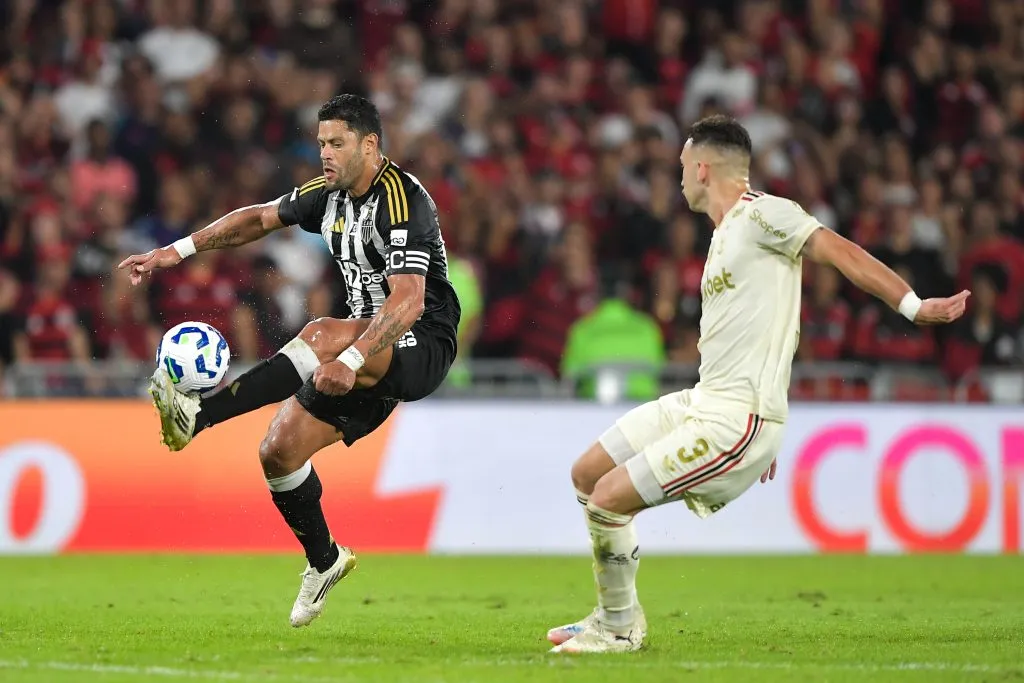 RJ – RIO DE JANEIRO – 31/07/2025 – COPA DO BRASIL 2025, FLAMENGO X ATLETICO-MG – Leo Ortiz jogador do Flamengo disputa lance com Hulk jogador do Atletico-MG durante partida no estadio Maracana pelo campeonato Copa Do Brasil 2025. Foto: Thiago Ribeiro/AGIF
