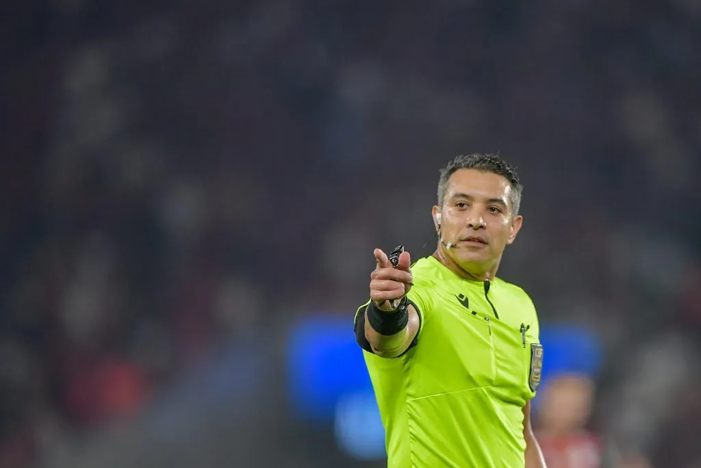 RJ – RIO DE JANEIRO – 25/08/2025 – BRASILEIRO A 2025, FLAMENGO X VITORIA – O arbitro  durante partida entre Flamengo e Vitoria no estadio Maracana pelo campeonato Brasileiro A 2025. Foto: Thiago Ribeiro/AGIF