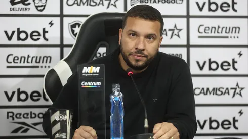 Foto: Vitor Silva/Botafogo - Alessandro Brito durante apresentação de Chris Ramos no Botafogo.