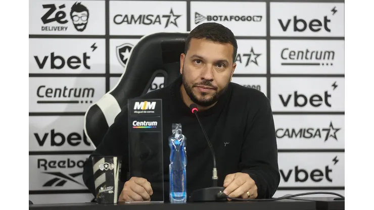 Foto: Vitor Silva/Botafogo - Alessandro Brito durante apresentação de Chris Ramos no Botafogo.