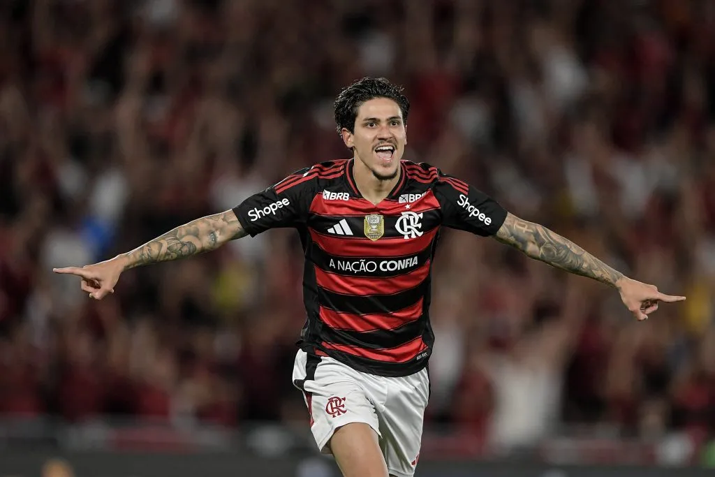 RJ – RIO DE JANEIRO – 25/08/2025 – BRASILEIRO A 2025, FLAMENGO X VITORIA – Pedro jogador do Flamengo comemora seu gol durante partida contra o Vitoria no estadio Maracana pelo campeonato Brasileiro A 2025. Foto: Thiago Ribeiro/AGIF