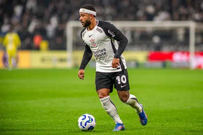 Memphis Depay atuando no Corinthians – (Photo by Victor Aznar/Sports Press Photo/Getty Images)