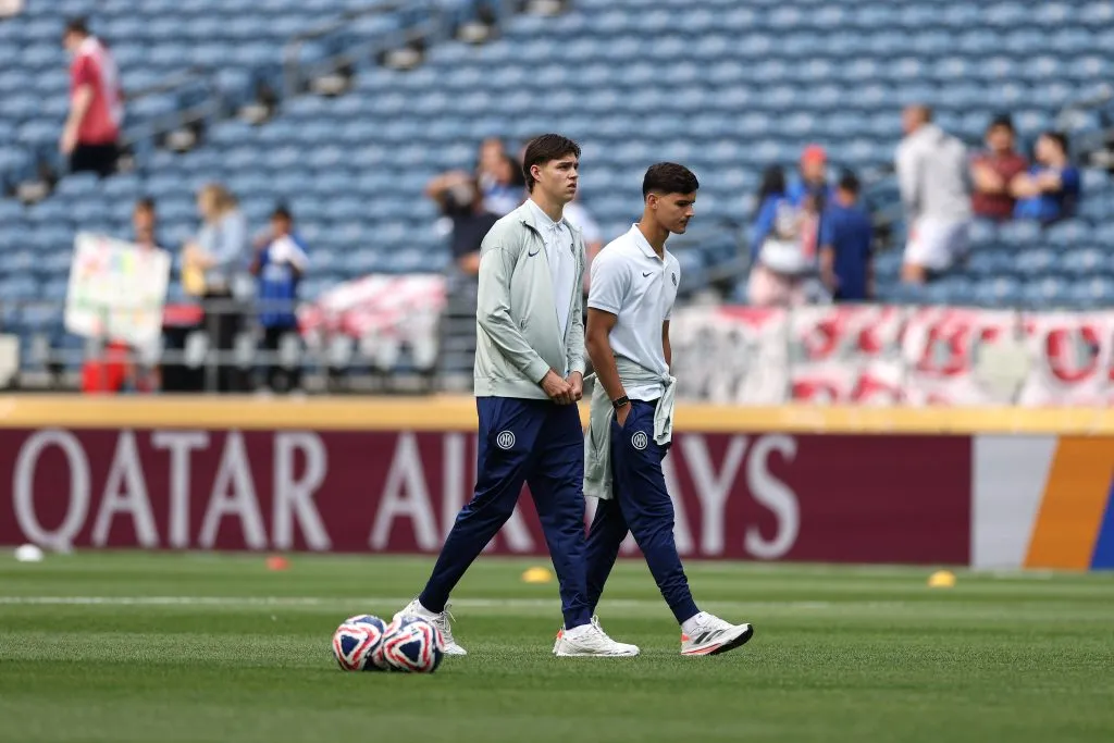 (E) Tomas Palacios #42 e Valentin Carboni #45, do FC Internazionale Milano, inspecionam o campo antes da partida do grupo E da Copa do Mundo de Clubes da FIFA 2025 entre o FC Internazionale Milano e o CA River Plate, no Lumen Field, em 25 de junho de 2025, em Seattle, Washington. (Foto de Buda Mendes/Getty Images)